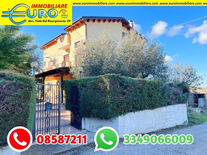 Casa con 15 locali in vendita in Contrada Rocca, Atri