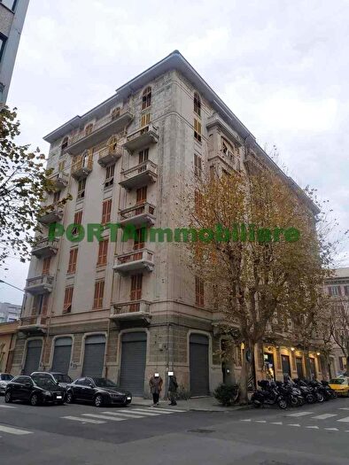 Appartamento con 5 locali in vendita in Via Novembre, Savona