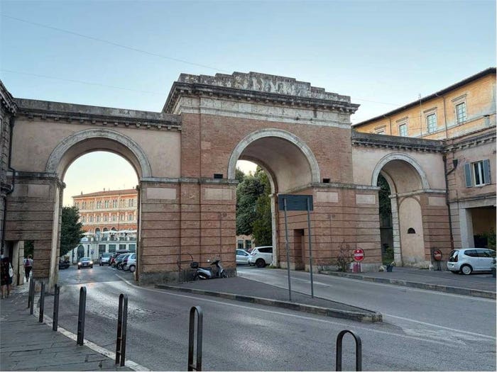 Appartamento quadrilocale in vendita in via del cortone, Centro Storico, Perugia