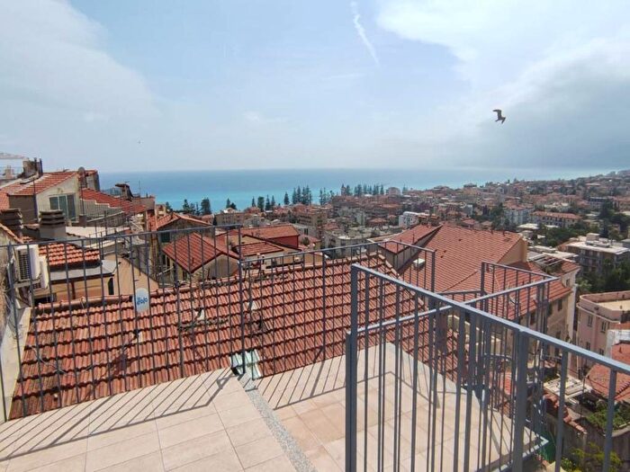 Appartamento trilocale in vendita in Centro Storico Sant'Ampelio, Bordighera