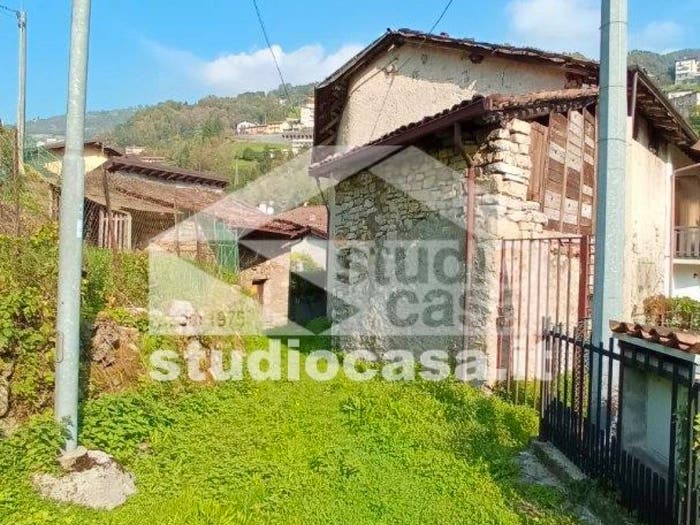 Casa con 6 locali in vendita in Gorno