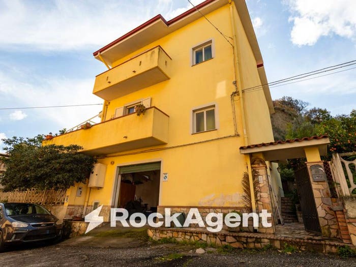 Casa con 6 locali in vendita in Via Angitola, Santa Maria, Catanzaro
