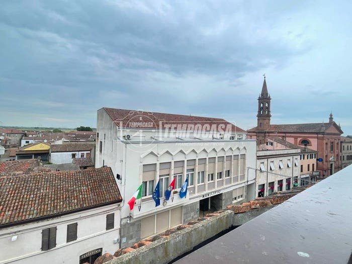 Appartamento con 6 locali in vendita in Piazza Vincenzino Folegatti, Comacchio Città, Comacchio