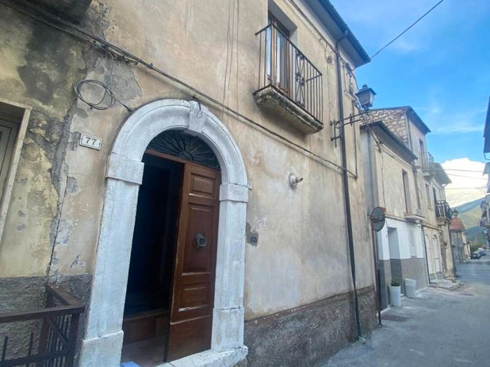 Casa bilocale in vendita in Via Giuseppe Garibaldi, Centro, Luco dei Marsi