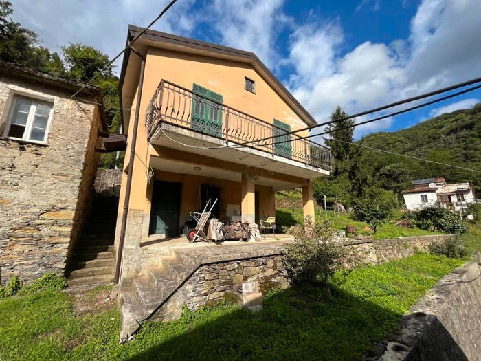 Casa con 6 locali in vendita in Carasco