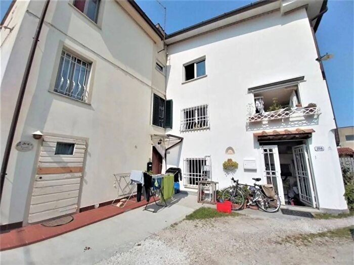 Casa quadrilocale in vendita in Ripa Pozzi Querceta Ponterosso, Seravezza