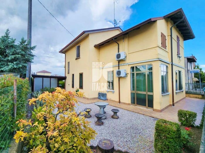 Casa con 6 locali in vendita in via Ticino, Centro, Marmirolo
