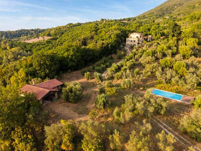 Casa con 6 locali in vendita in Vocabolo Poggio Azzuano, San Gemini