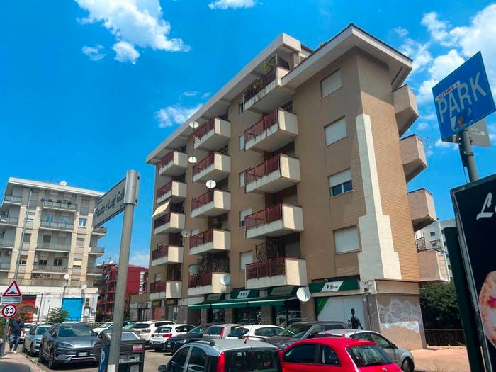 Appartamento con 6 locali in vendita in Piazza Fausto e Luigi Gullo, Panebianco Tribunale, Cosenza