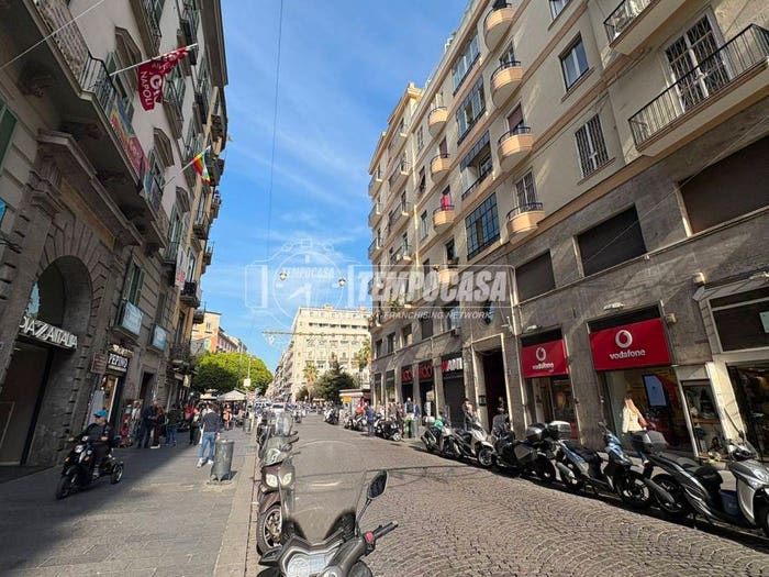 Appartamento con 5 locali in vendita in Vico Lungo Teatro Nuovo, Quartieri Spagnoli, Napoli