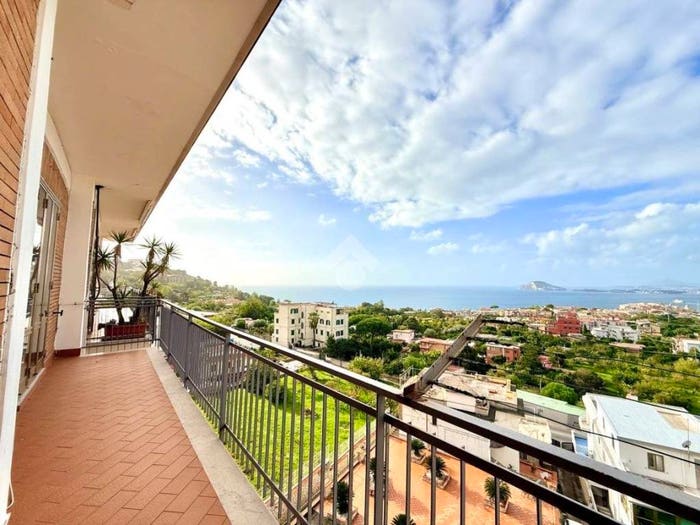 Appartamento quadrilocale in vendita in Traversa Coste d'Agnano Prima, Pozzuoli Alta, Pozzuoli