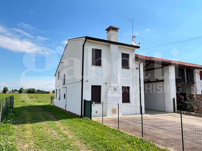 Casa con 6 locali in vendita in Piove di Sacco