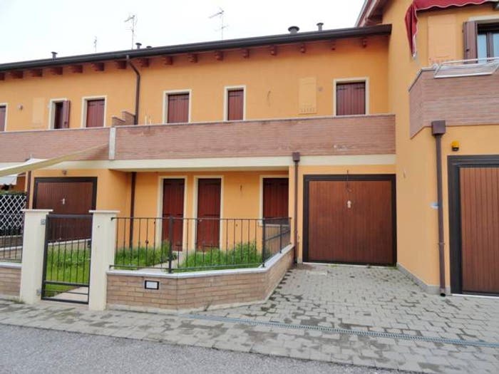 Casa bilocale in vendita in Via Francesco Pellegrini, Occhiobello
