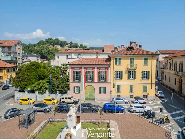 Casa con 6 locali in vendita in Piazza De Filippi, Centro, Arona