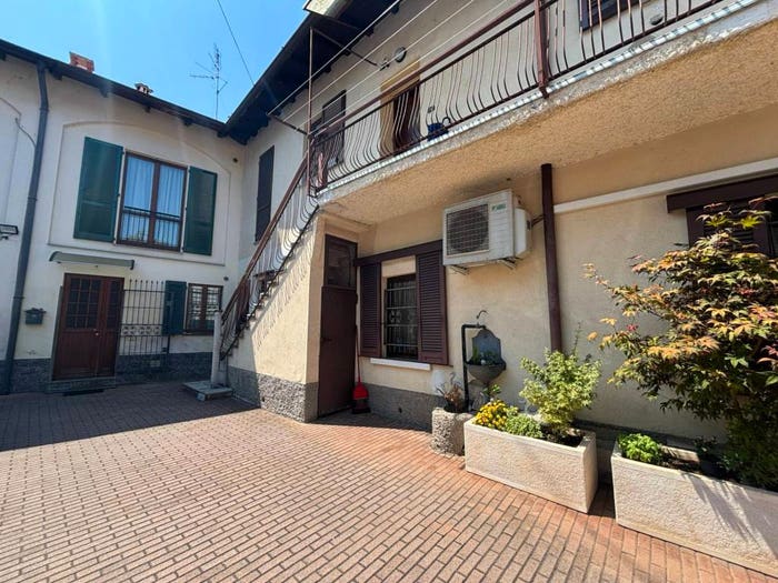 Appartamento quadrilocale in vendita in Via Negroni, Centro, Carugo