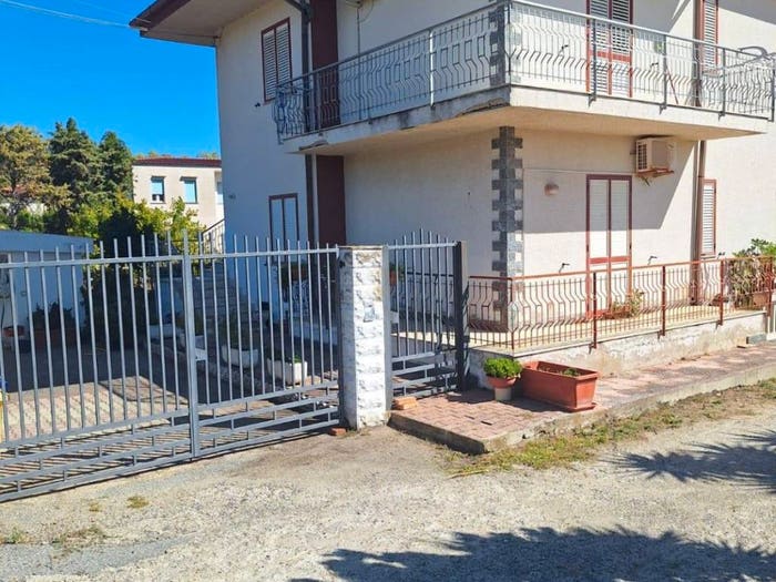 Appartamento con 6 locali in vendita in Viale Aldo Moro, Badolato Marina, Badolato