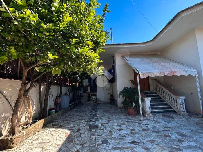 Casa con 6 locali in vendita in Via Cinquevie, Afragola