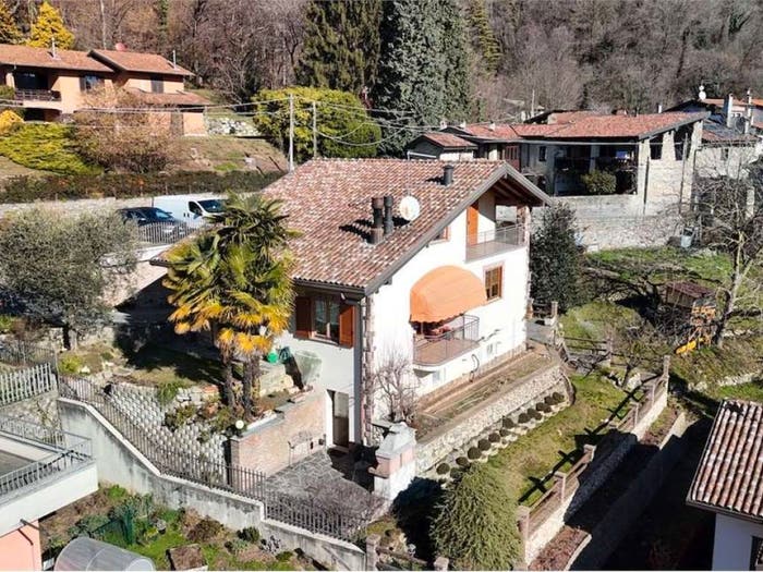 Casa con 6 locali in vendita in via sanda, Centro, Casalzuigno