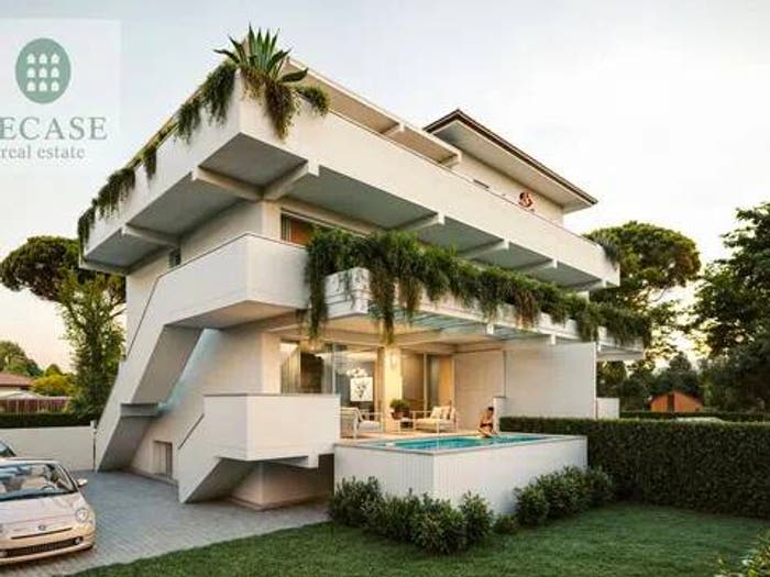 Appartamento con 6 locali in vendita in Via Zolezzi, Marina di Massa Centro, Massa