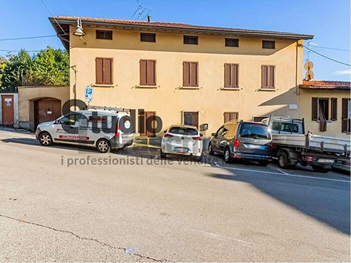 Casa con 6 locali in vendita in Piazza De Capitani, Monticello, Monticello Brianza