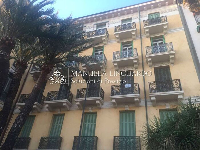Appartamento con 6 locali in vendita in piazza Eroi della Libertà, Centro, Bordighera