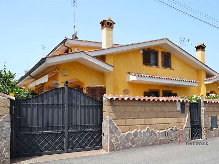 Casa quadrilocale in vendita in Via Mar Ligure, Torvaianica Alta, Pomezia