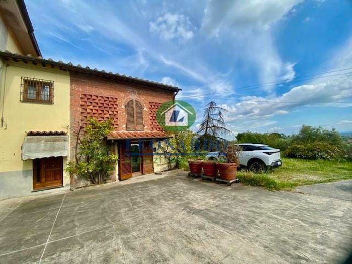 Casa con 6 locali in vendita in Via Borgo Buggiano, Buggiano