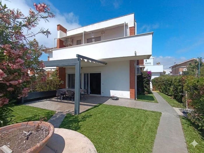 Casa con 5 locali in vendita in Via dei Lillà, Lido di Cincinnato Sirene, Anzio