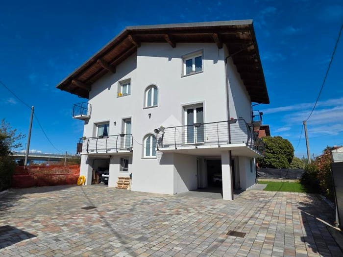 Casa con 6 locali in vendita in Strada Falchetto, Bra