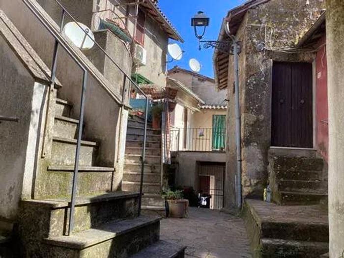 Appartamento quadrilocale in vendita in Via Del Poggio, Bassano Romano