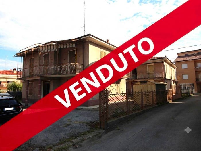 Casa con 6 locali in vendita in Via Trinità, Centro, Carrù