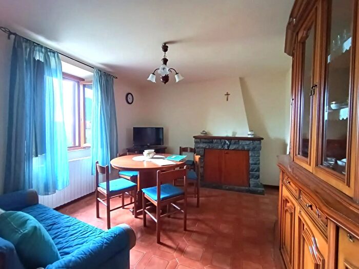 Casa con 6 locali in vendita in Gallicano
