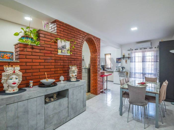Appartamento quadrilocale in vendita in Via Giacomo Leopardi, Centro, Caltagirone