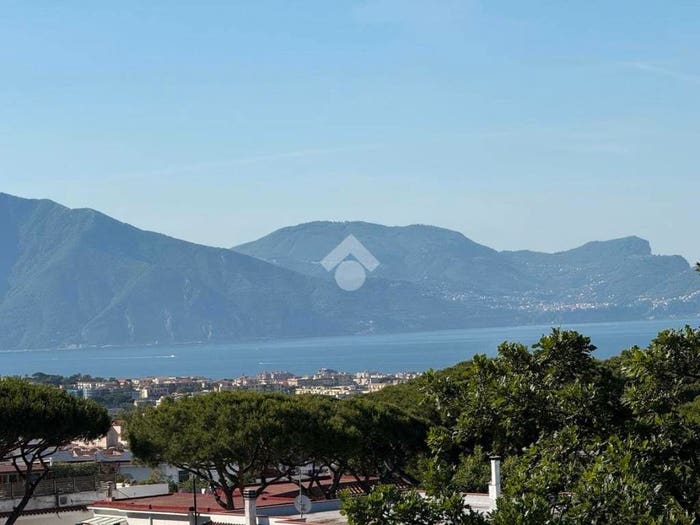 Appartamento con 5 locali in vendita in Via Sacerdote Cozzolino Bendetto, Centro, Ercolano
