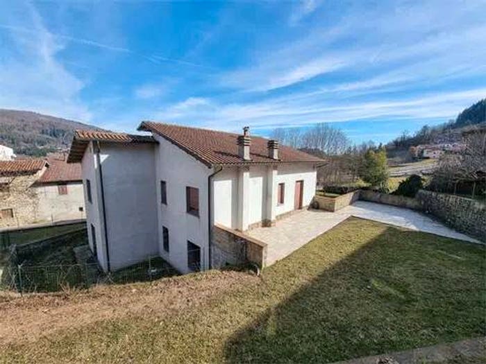 Casa con 6 locali in vendita in Via Giuseppe Garibaldi No Number, Centro, Camporgiano