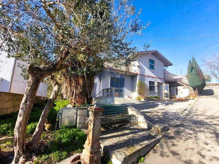 Casa con 6 locali in vendita in Capolegrotti, Pennapiedimonte