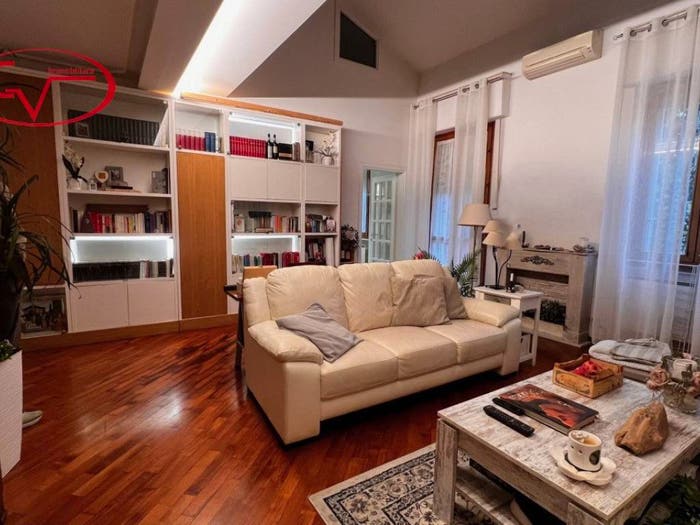 Appartamento con 5 locali in vendita in Via Francesco Petrarca, Città, Montevarchi