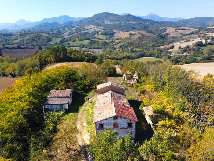 Casa con 6 locali in vendita in Arcevia