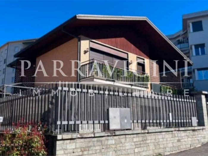 Casa con 6 locali in vendita in Lipomo