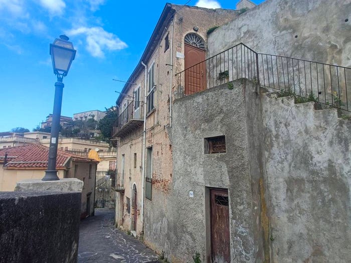 Casa con 6 locali in vendita in Via Sant'Elia, Sant'Angelo di Brolo