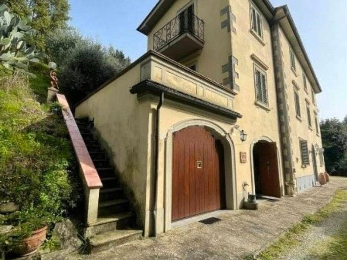 Casa con 6 locali in vendita in Via Sismondi, Centro, Pescia