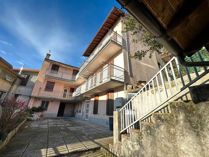 Casa con 6 locali in vendita in Via Piazzola, Centro, Carenno