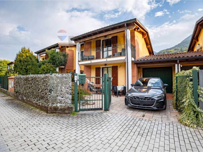 Casa quadrilocale in vendita in Via Provinciale, Cremenaga