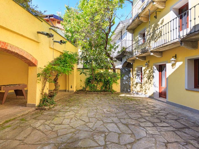 Casa con 6 locali in vendita in Via Madonnina del Grappa, Centro, Ispra