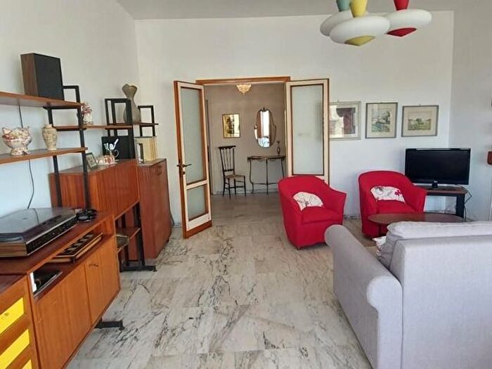 Appartamento con 5 locali in vendita in Viareggio