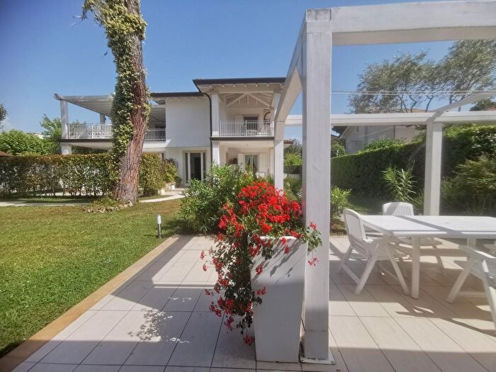 Casa con 17 locali in vendita in Forte Dei Marmi