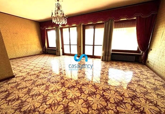Appartamento con 6 locali in vendita in Via Roma SNC, Caserta