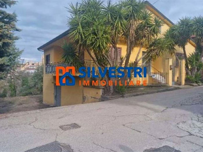 Casa quadrilocale in vendita in Chianche, Centro