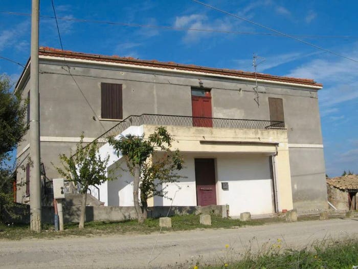 Casa con 6 locali in vendita in Alanno