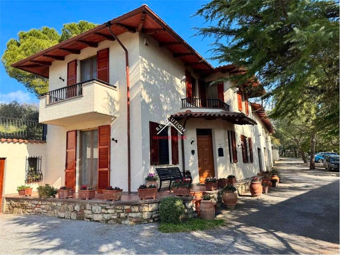 Casa con 6 locali in vendita in Via della Martinella, Passignano sul Trasimeno